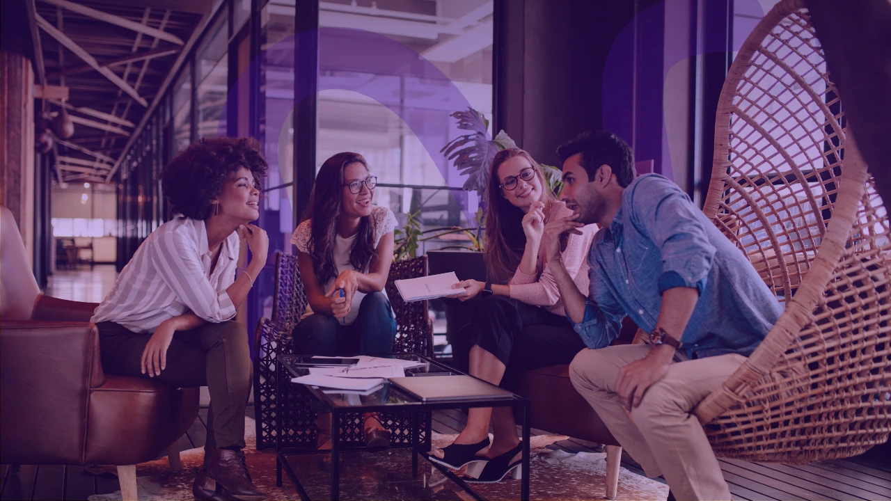 Échanges entre professionnels dans un espace de travail
