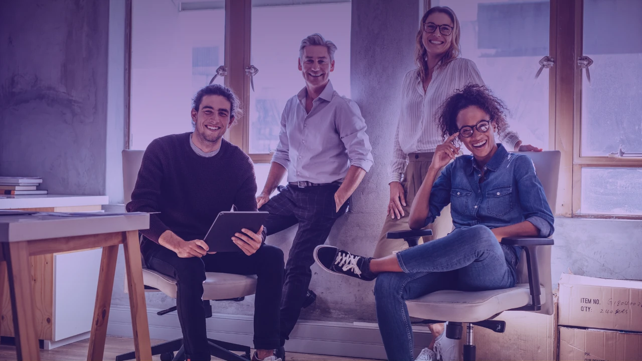 Des professionnels réunis dans un environnement de travail