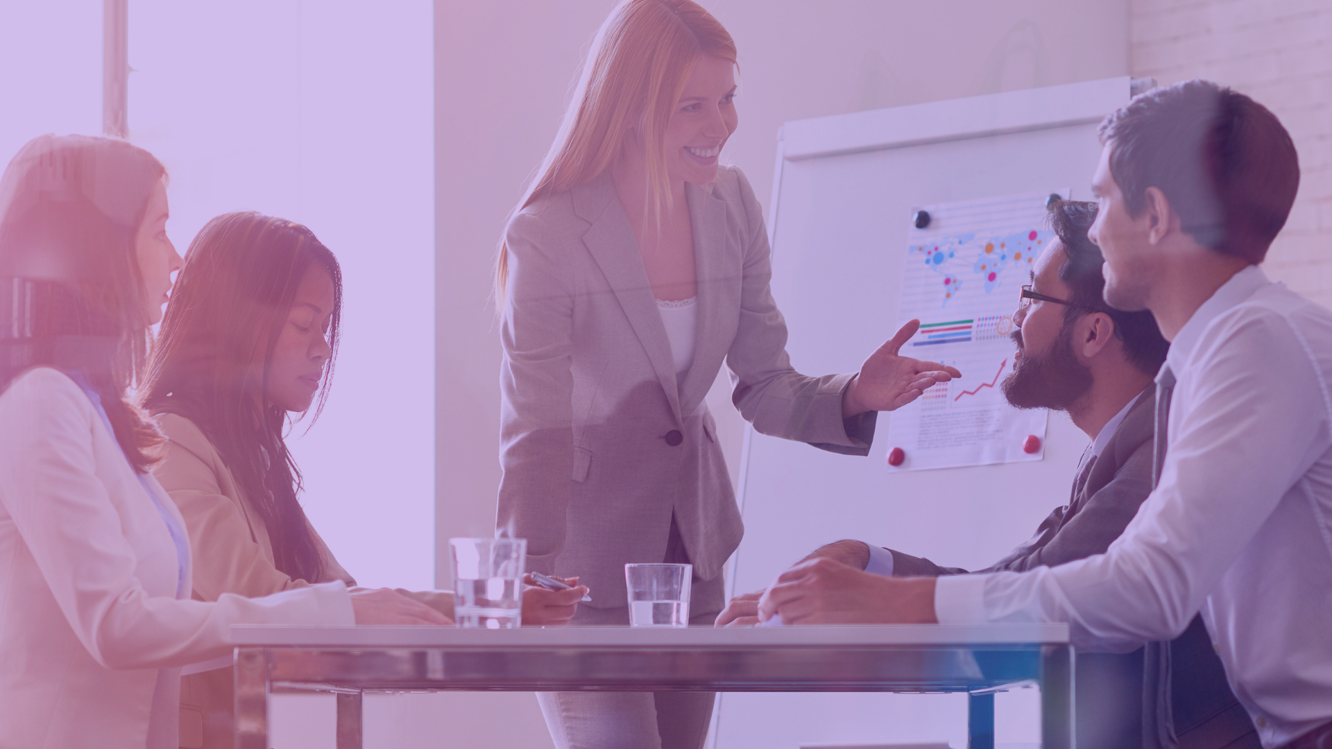 Professionnels RH en réunion autour d’un tableau