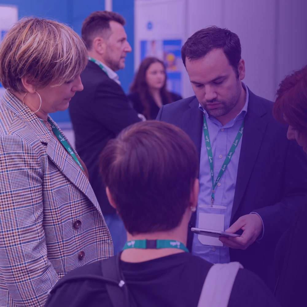 Échanges entre professionnels lors d’un salon